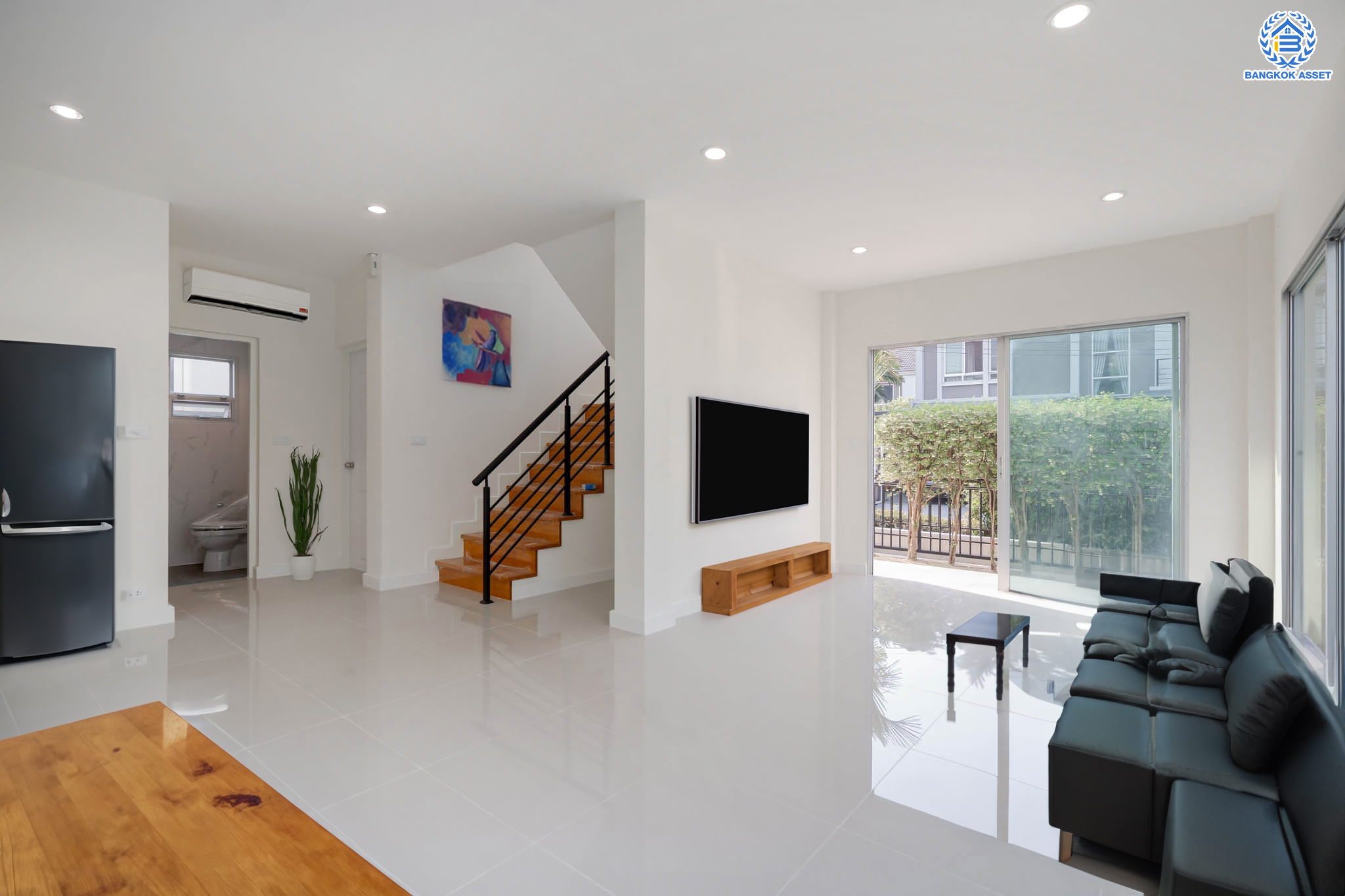 บ้านมือสองตกแต่งใหม่ โครงการ ไลฟ์ บางกอก บูเลอวาร์ด ราชพฤกษ์-รัตนาธิเบศร์ เนื้อที่ 50.3 ตร.ว. ดีไซน์ตอบทุกไลฟ์สไตล์ ฟังก์ชัน 3 ห้องนอน 3 ห้องน้ำ จอดรถได้ 2 คัน บนทำเลติดถนนราชพฤกษ์ เชื่อมต่อทุกเส้นทาง ใกล้รถไฟฟ้าสายสีม่วง "สถานีท่าอิฐ" และจุดขึ้นทางด่วน "ศรีรัช"